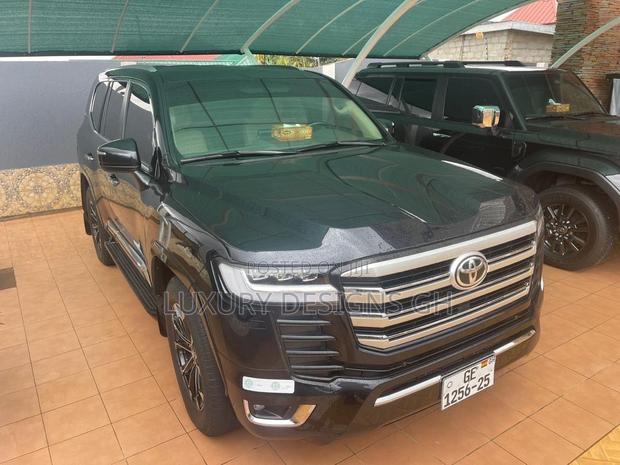 Toyota Land Cruiser 2023 Black photo 15