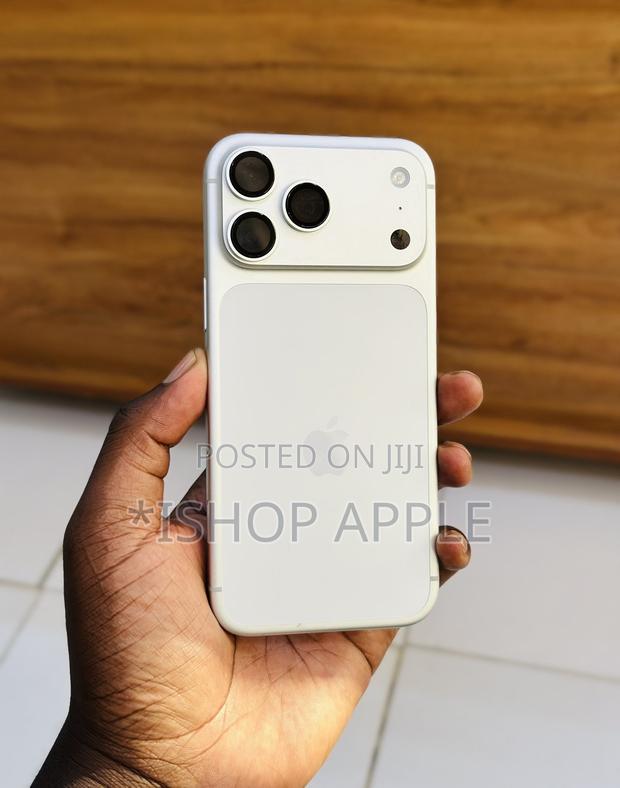 Apple iPhone 17 Pro Max 512 GB White · Photo 4
