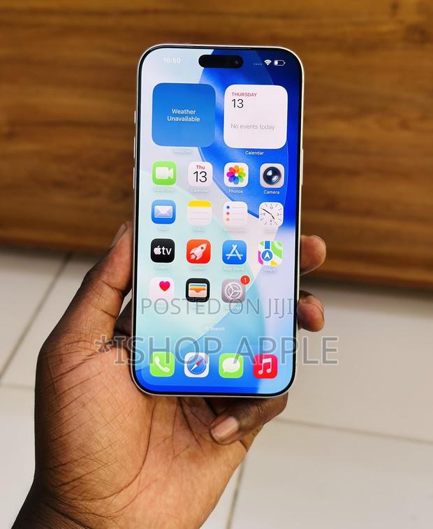 Apple iPhone 17 Pro Max 512 GB White · Photo 3