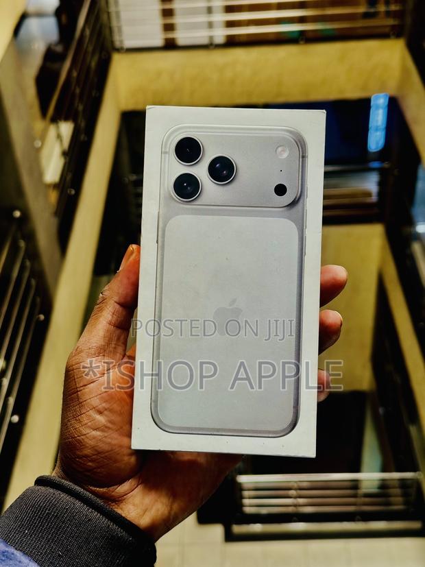 New Apple iPhone 17 Pro Max 512 GB Silver · Photo 4