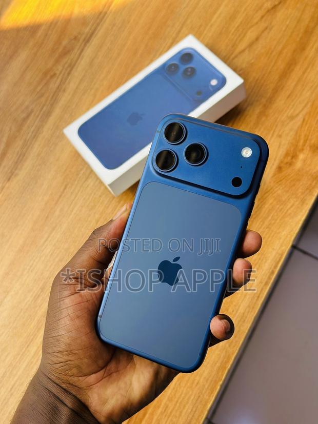 Apple iPhone 17 Pro Max 512 GB Blue · Photo 3