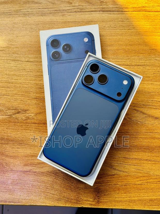 Apple iPhone 17 Pro Max 512 GB Blue · Photo 4