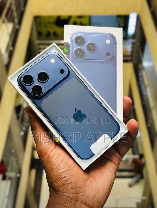 Apple iPhone 17 Pro Max 512 GB Blue · Photo 3
