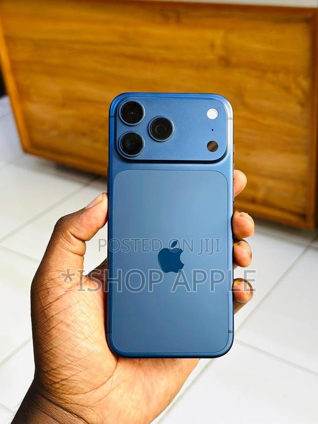 Apple iPhone 17 Pro Max 512 GB Blue · Photo 4
