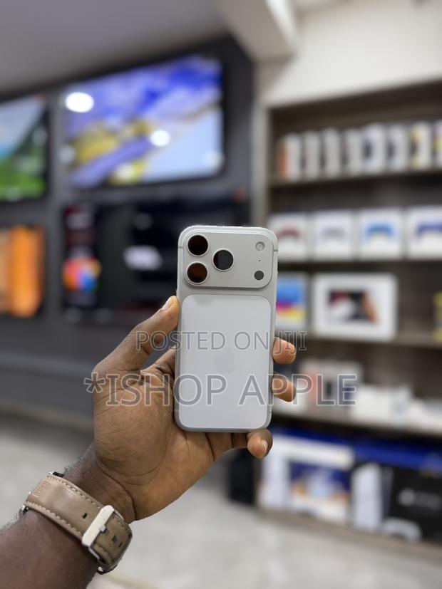 Apple iPhone 17 Pro 512 GB White · Photo 4