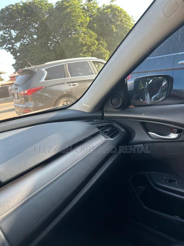 Honda CR-V Touring FWD 2018 Black photo 2