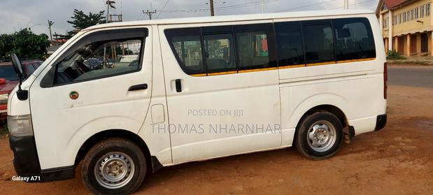 Toyota HiAce 2014 White photo 4