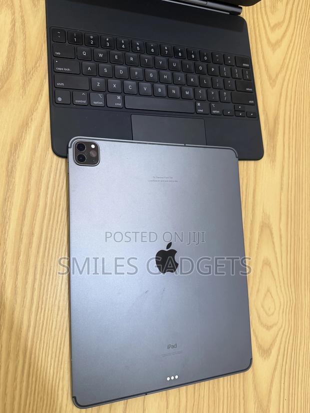 Apple iPad Pro 12.9 (2022) 1 TB Gray · Photo 4