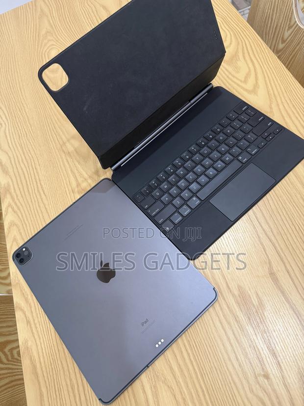 Apple iPad Pro 12.9 (2022) 1 TB Gray · Photo 3