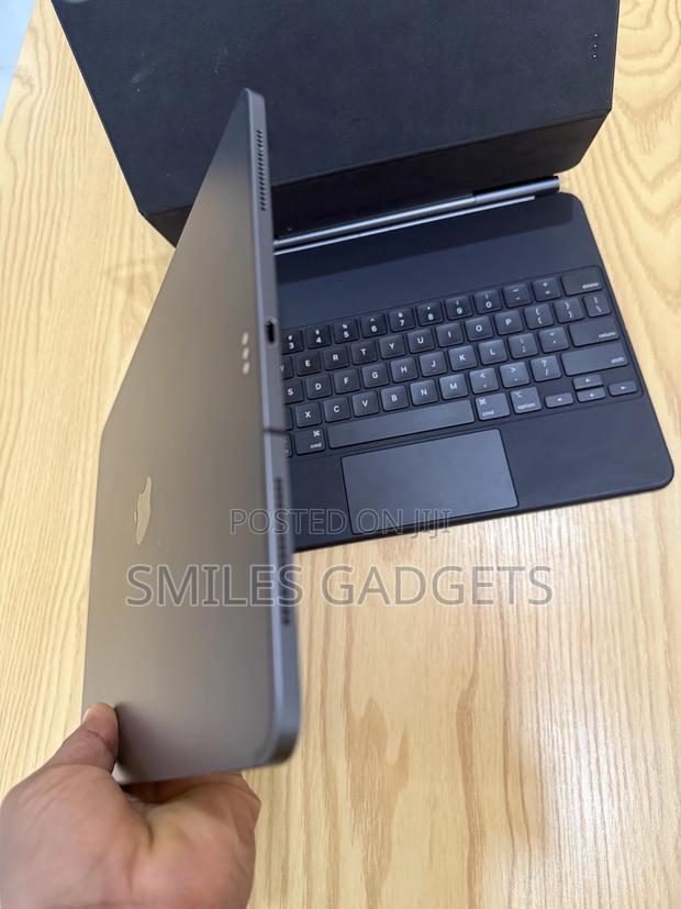Apple iPad Pro 12.9 (2022) 1 TB Gray · Photo 2