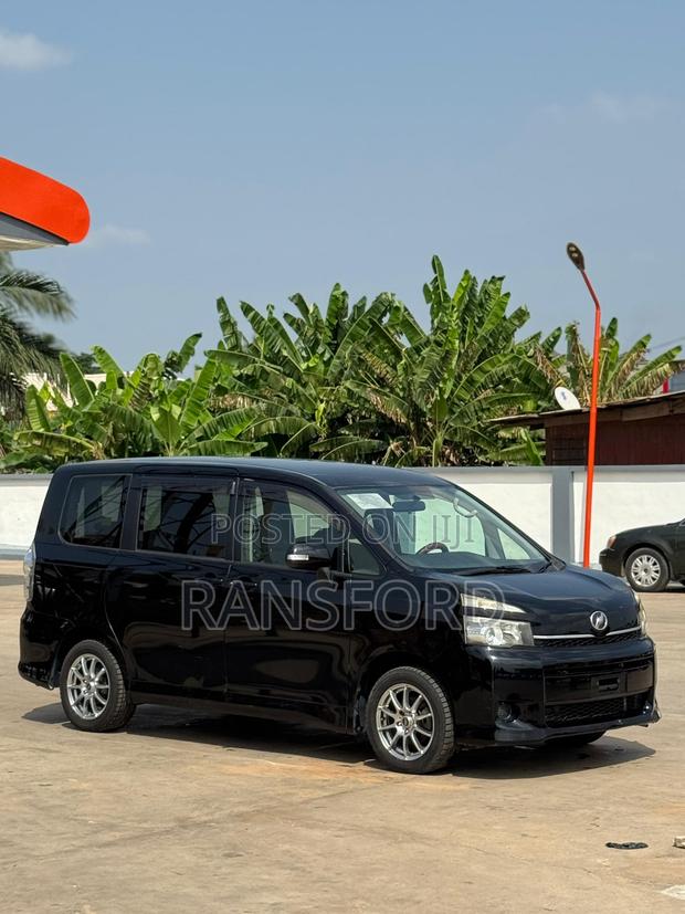 Toyota Voxy 2013 Black