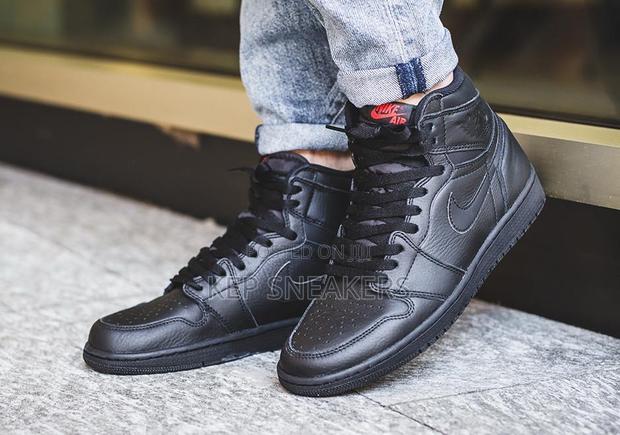 Nike Air Jordan 1 Retro High Og "Triple Black" · Photo 3