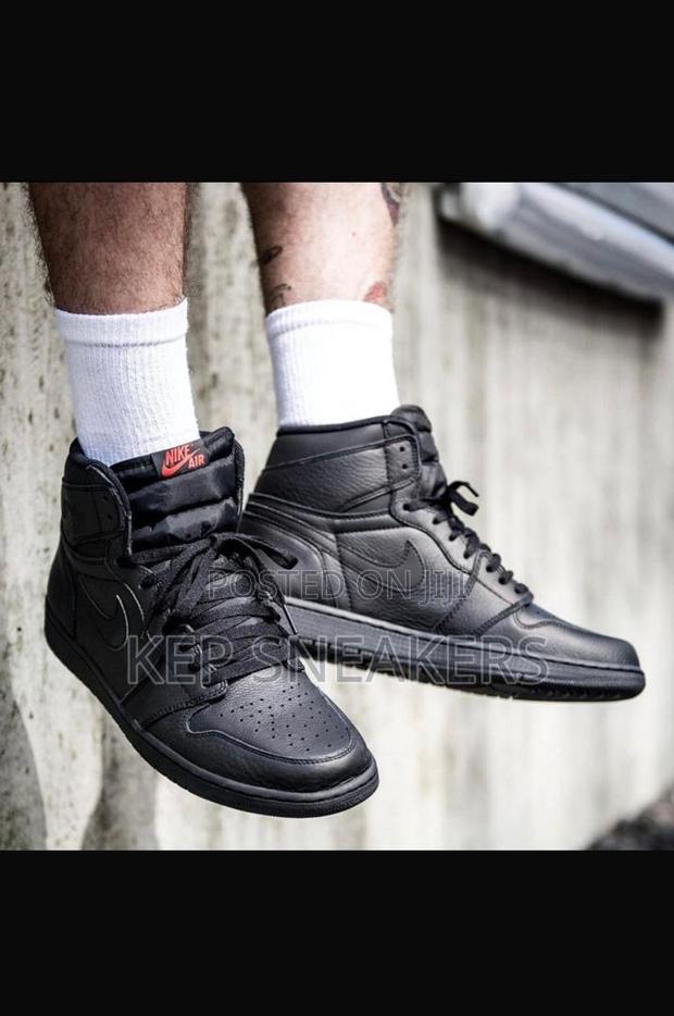 Nike Air Jordan 1 Retro High Og "Triple Black" · Photo 4
