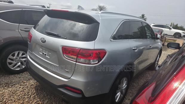 Kia Sorento 2.4L L FWD 2018 Silver photo 4