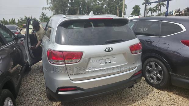 Kia Sorento 2.4L L FWD 2018 Silver photo 9