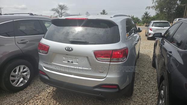 Kia Sorento 2.4L L FWD 2018 Silver photo 10