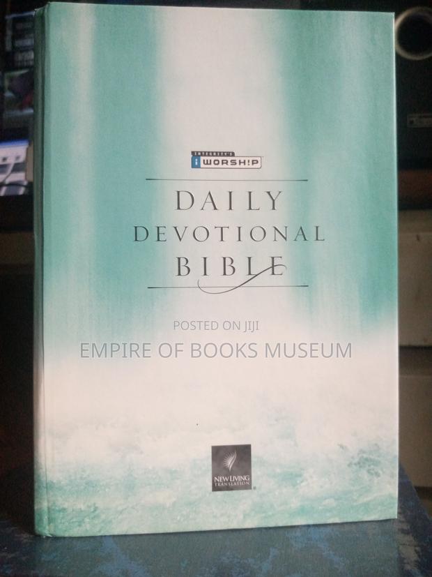 Worship Daily Devotional Bible · Photo 3