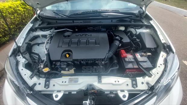 Toyota Corolla SE 4dr Sedan (1.8L 4cyl CVT) 2017 White