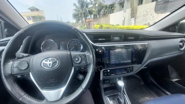 Toyota Corolla SE 4dr Sedan (1.8L 4cyl CVT) 2017 White