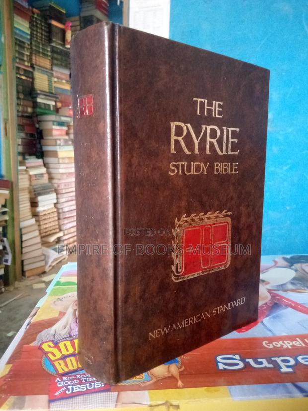 The Ryrie Study Bible, New King American Standard: By Charles C. Ryrie · Photo 2