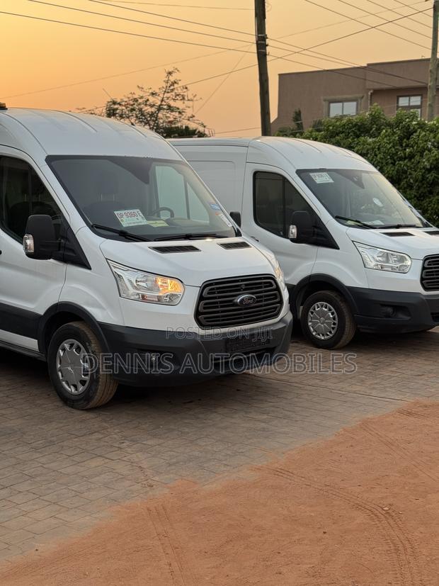 Ford Transit 2018 White photo 5