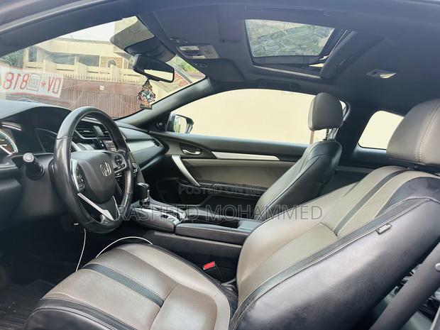 Honda Civic Sport Touring 4dr Hatchback (1.5L 4cyl) 2017 Gray