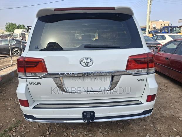 Toyota Land Cruiser 2015 White