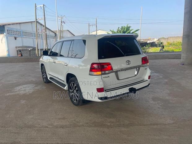 Toyota Land Cruiser 2015 White