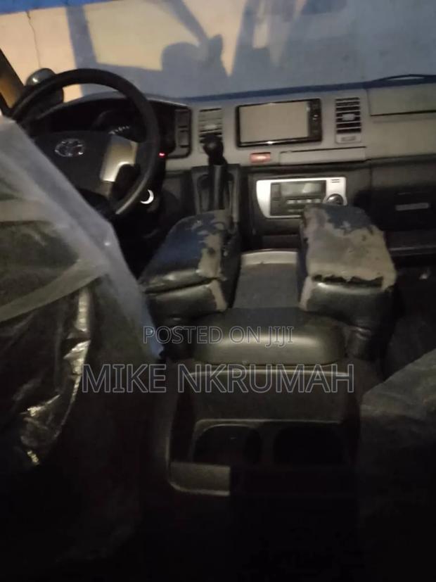 Toyota HiAce 2013 Black