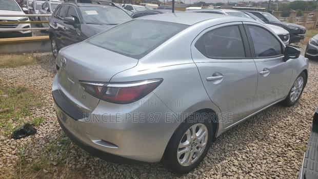 Toyota Yaris iA 1.5 FWD 2018 Silver photo 3