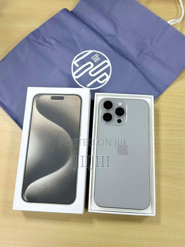 Apple iPhone 15 Pro Max 256 GB Silver · Photo 4