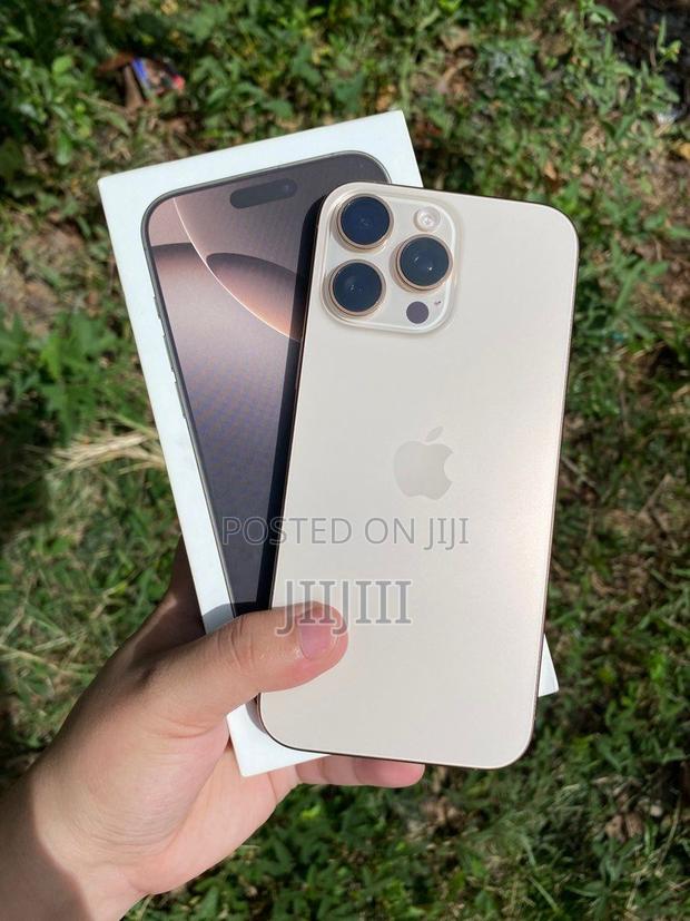 Apple iPhone 16 Pro Max 256 GB Gold · Photo 4