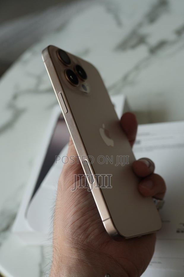 Apple iPhone 16 Pro Max 512 GB Gold · Photo 4