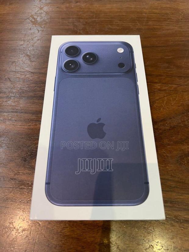 Apple iPhone 17 Pro Max 256 GB Blue · Photo 3