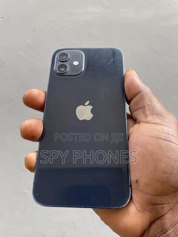 Apple iPhone 12 64 GB Black · Photo 4