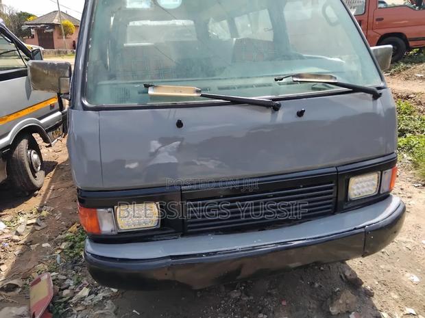 Nissan Caravan (Urvan) 2010 Silver photo 5