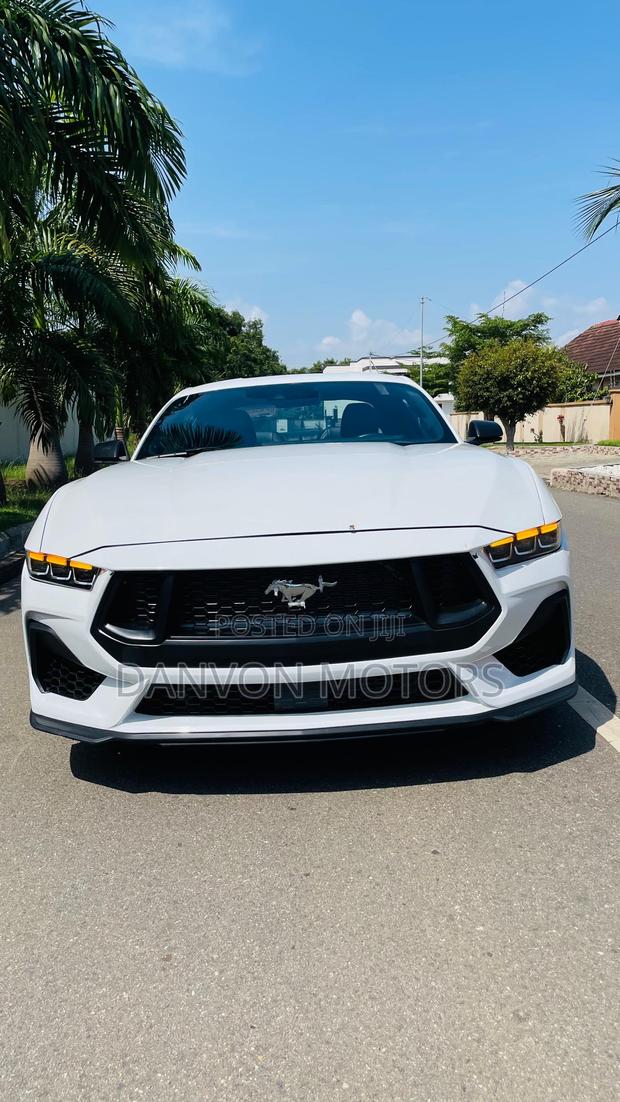 Ford Mustang EcoBoost 2024 White · Photo 1