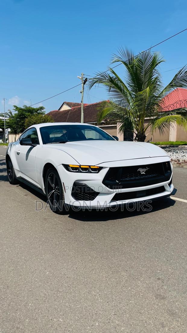 Ford Mustang EcoBoost 2024 White · Photo 3
