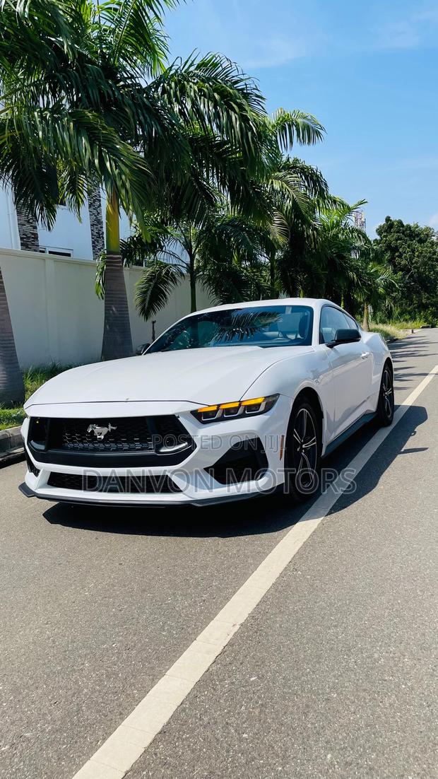 Ford Mustang EcoBoost 2024 White · Photo 2