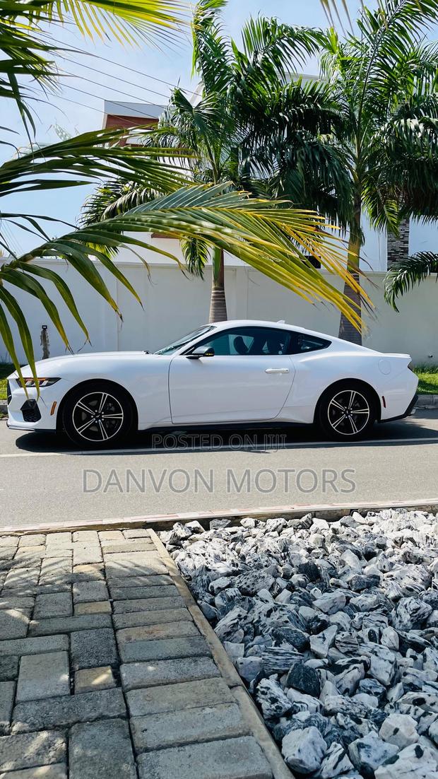 Ford Mustang EcoBoost 2024 White · Photo 4