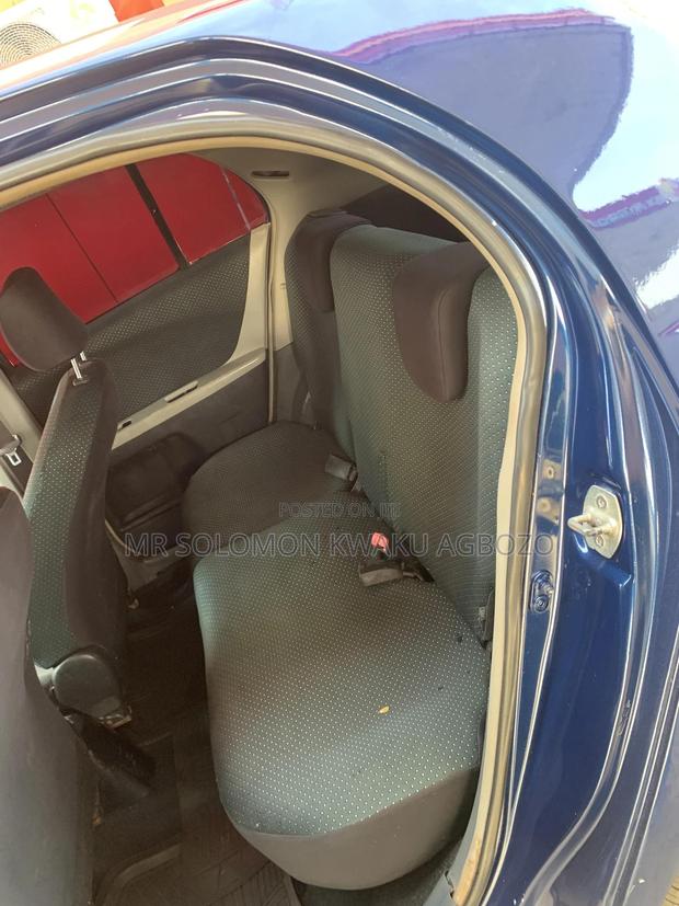 Toyota Vitz 2010 Blue photo 4