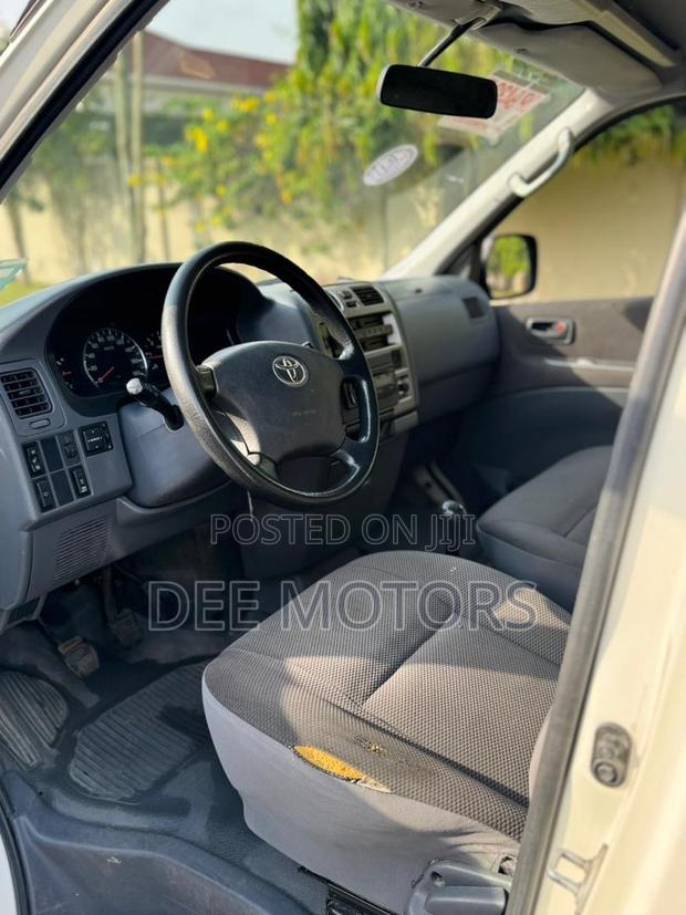 Toyota HiAce 2013 Black