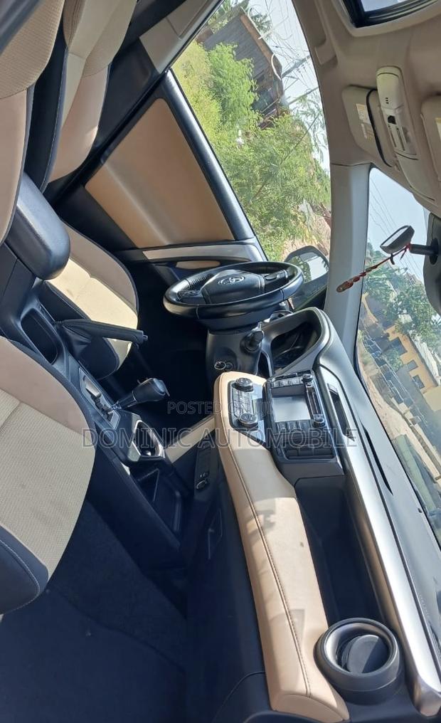 Toyota RAV4 XLE AWD (2.5L 4cyl 6A) 2017 Blue