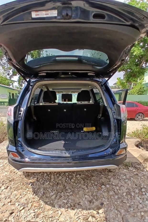 Toyota RAV4 XLE AWD (2.5L 4cyl 6A) 2017 Blue