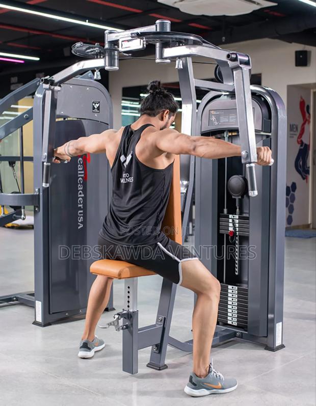 Pec Fly (Rear Delt)
