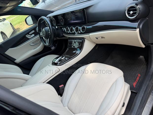 Mercedes-Benz E300 2019 Black photo 3