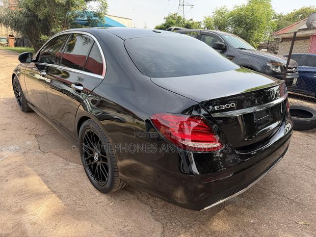 Mercedes-Benz E300 2019 Black photo 2