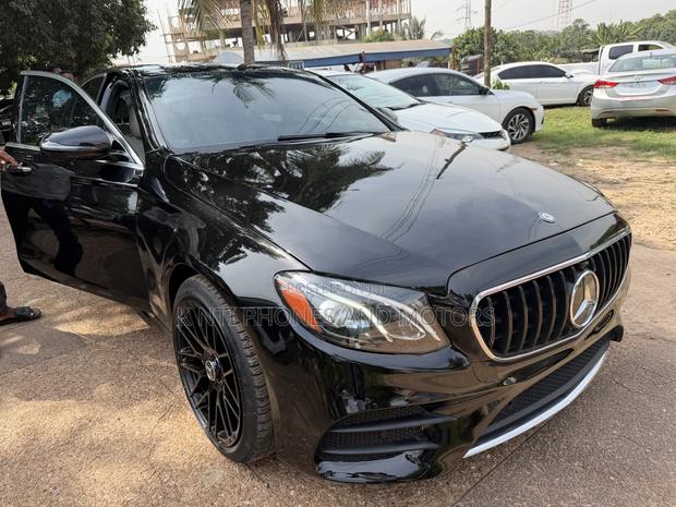 Mercedes-Benz E300 2019 Black photo 4