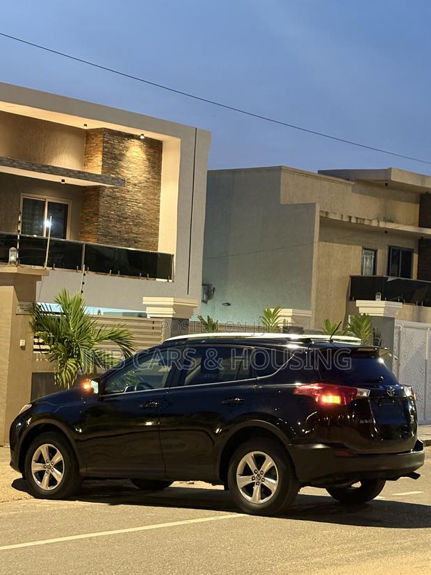 Toyota RAV4 XLE 4dr SUV AWD (2.5L 4cyl 6A) 2015