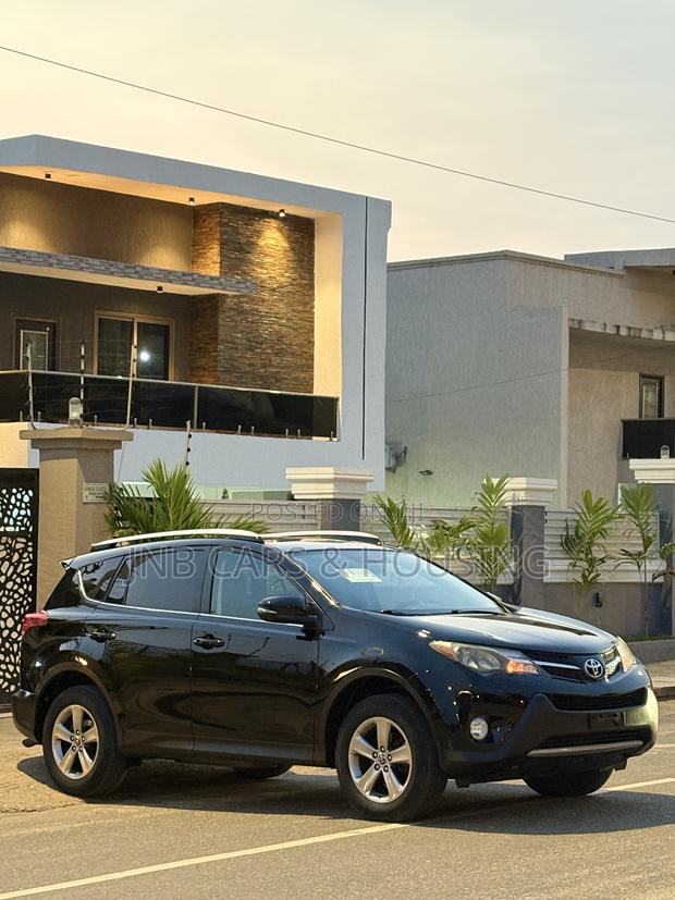 Toyota RAV4 XLE 4dr SUV AWD (2.5L 4cyl 6A) 2015